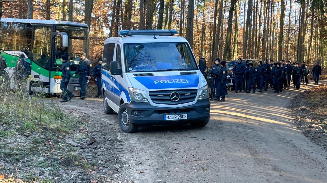 Einsatzfahrzeuge und Polizisten bei Kipfenberg (Archivbild): Über 100 Einsatzkräfte befinden sich vor Ort, um nach Knochen von Sonja Engelbrecht zu suchen.