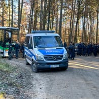 Einsatzfahrzeuge und Polizisten bei Kipfenberg (Archivbild): Über 100 Einsatzkräfte befinden sich vor Ort, um nach Knochen von Sonja Engelbrecht zu suchen.