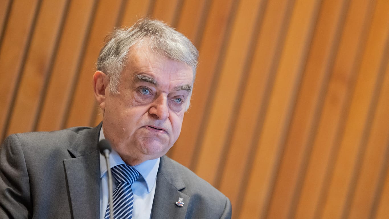 Innenminister Herbert Reul bei der Sitzung des Innenausschusses im Landtag: Neben den fünf bereits suspendierten Polizisten wird nun gegen einen weiteren Beamten ermittelt.