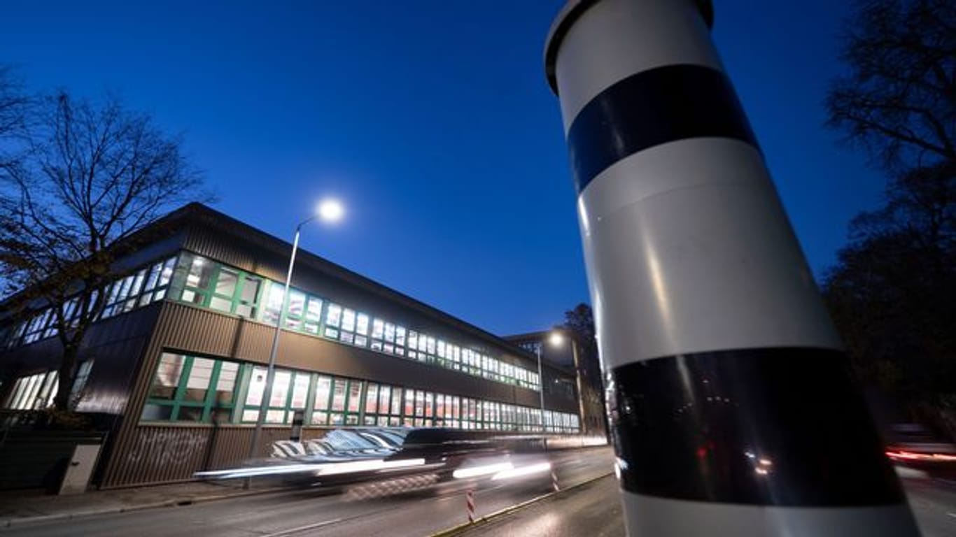 Eine Radarfalle steht an einer Straße (Symbolbild): Durch neue Blitzer soll die Verkehrssicherheit in Berlin verbessert werden.