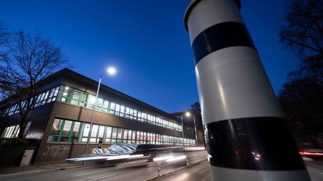 Eine Radarfalle steht an einer Straße (Symbolbild): Durch neue Blitzer soll die Verkehrssicherheit in Berlin verbessert werden. Eine Radarfalle steht an einer Straße (Symbolbild): Durch neue Blitzer soll die Verkehrssicherheit in Berlin verbessert werden.