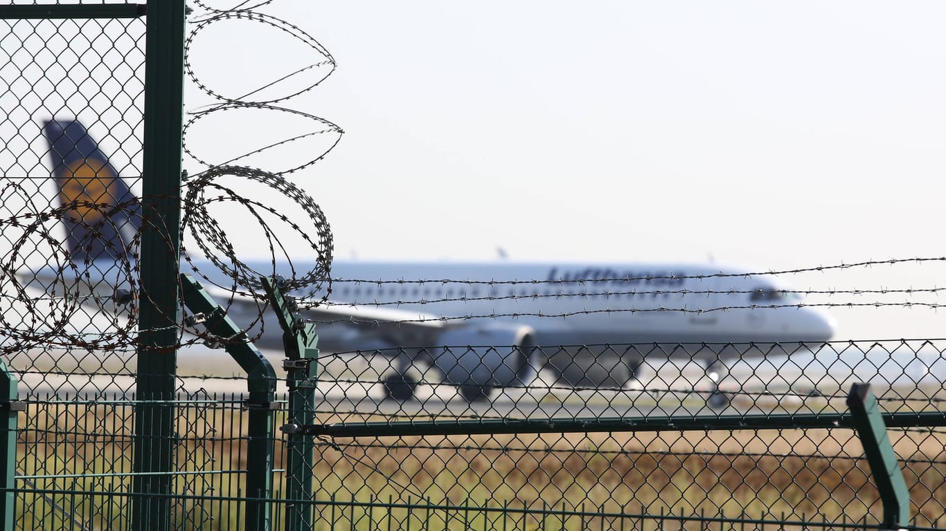 Ein Flugzeug der Lufthansa (Symbolfoto): Ein eigentlich abgeschobener Islamist hat den Weg zurück nach Hamburg gefunden.