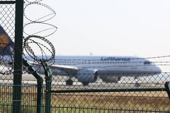 Ein Flugzeug der Lufthansa (Symbolfoto): Ein eigentlich abgeschobener Islamist hat den Weg zurück nach Hamburg gefunden.