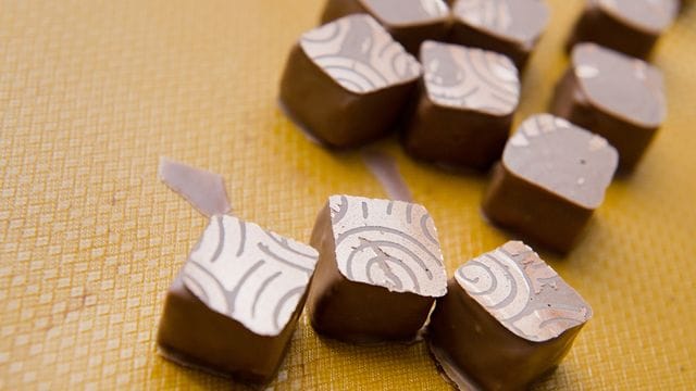 Zartschmelzende dunkle Nougat-Füllung: Sie lässt die Pralinen auf der Zunge zergehen.