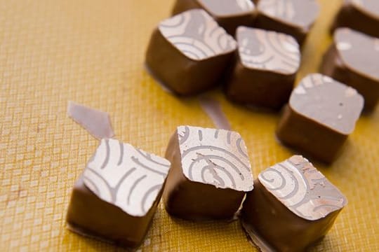 Zartschmelzende dunkle Nougat-Füllung: Sie lässt die Pralinen auf der Zunge zergehen.