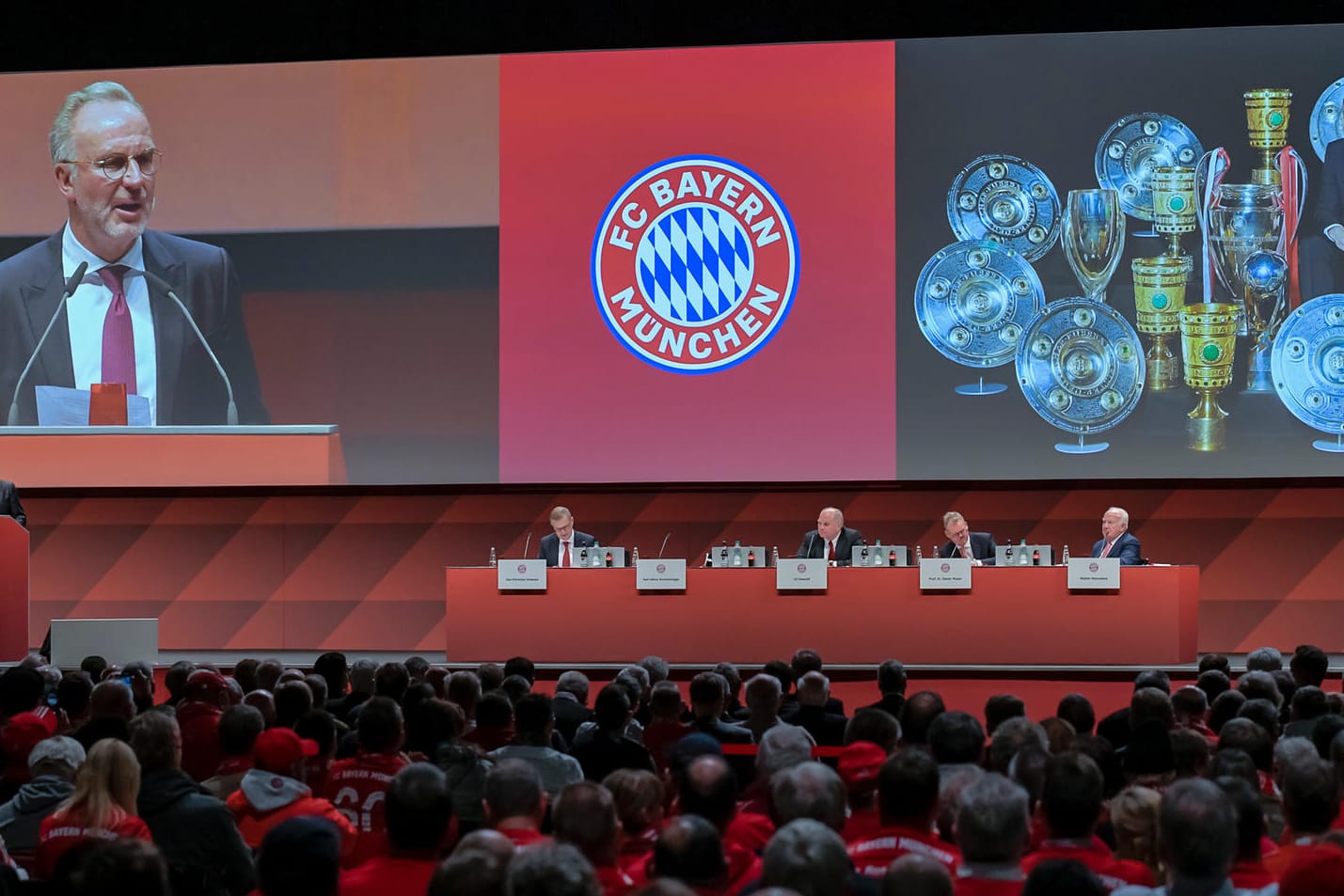 Mitglieder des Rekordmeisters kommen zusammen: Auf den Jahreshauptversammlungen des FC Bayern geht es traditionell hoch her. (Archivbild)