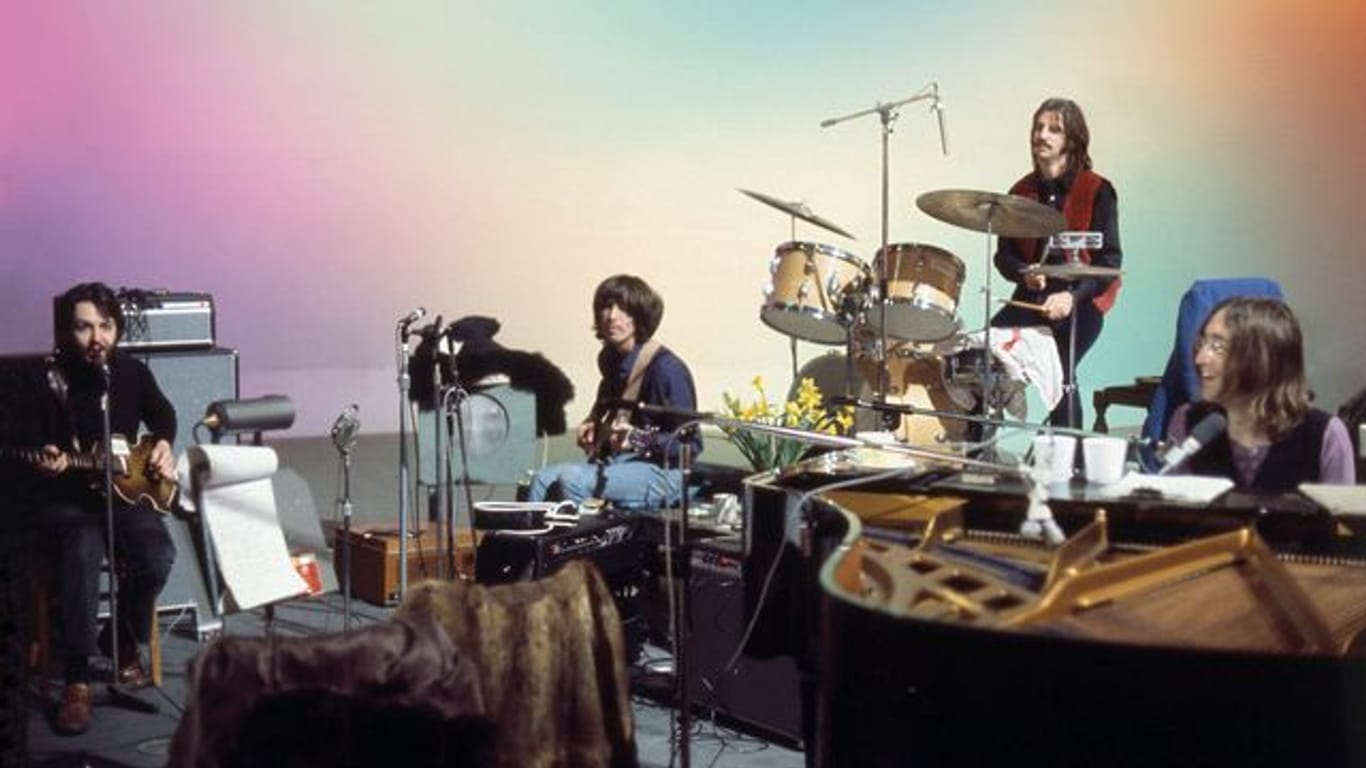 Paul McCartney, George Harrison, Ringo Starr und John Lennon (l-r) proben im Filmstudio in Twickenham.