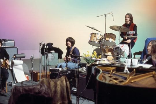 Paul McCartney, George Harrison, Ringo Starr und John Lennon (l-r) proben im Filmstudio in Twickenham.