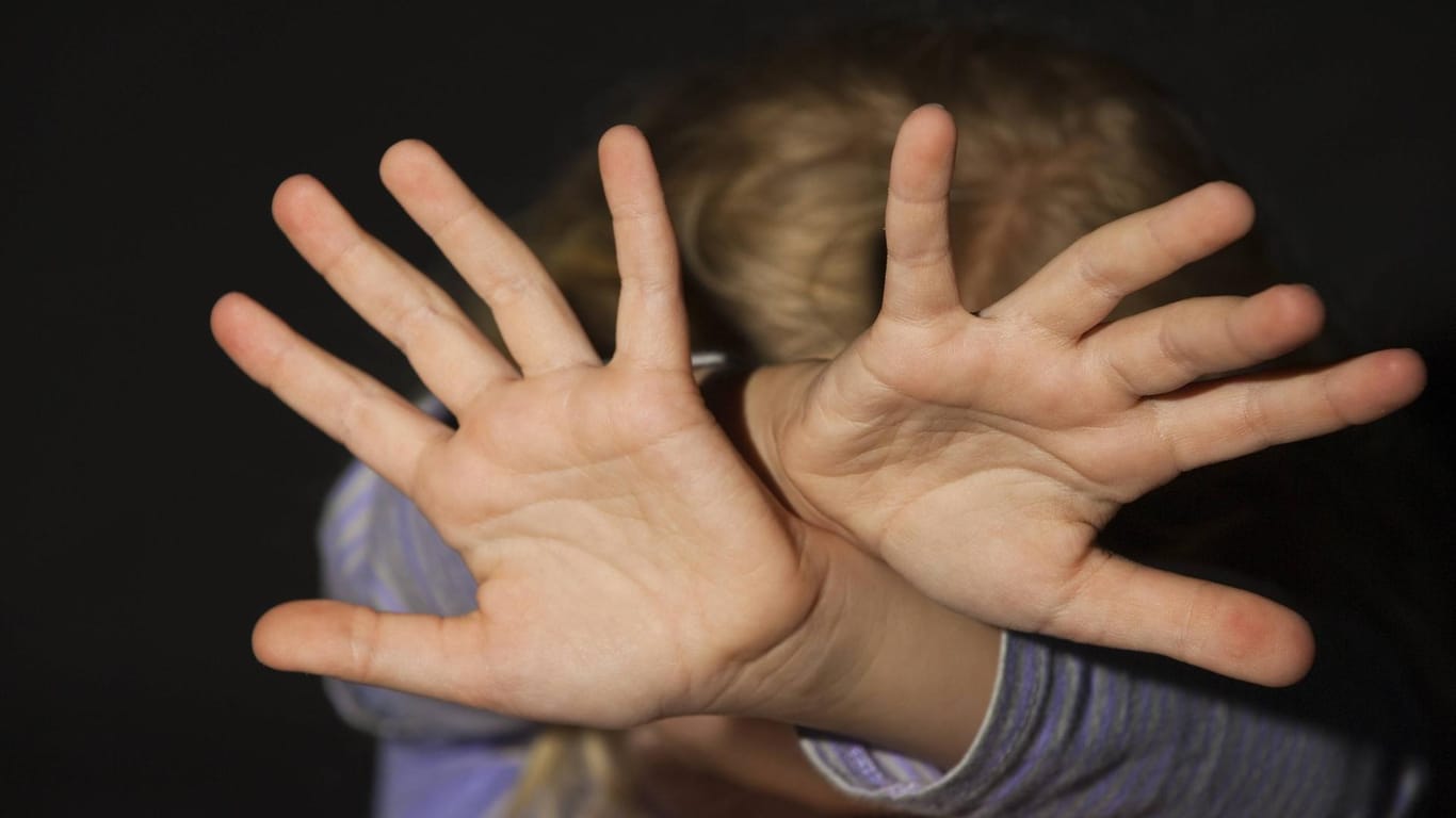 Mädchen hält die Hände vor sich (Symbolbild): Auch Betroffene sollen zur Kommission gehören.