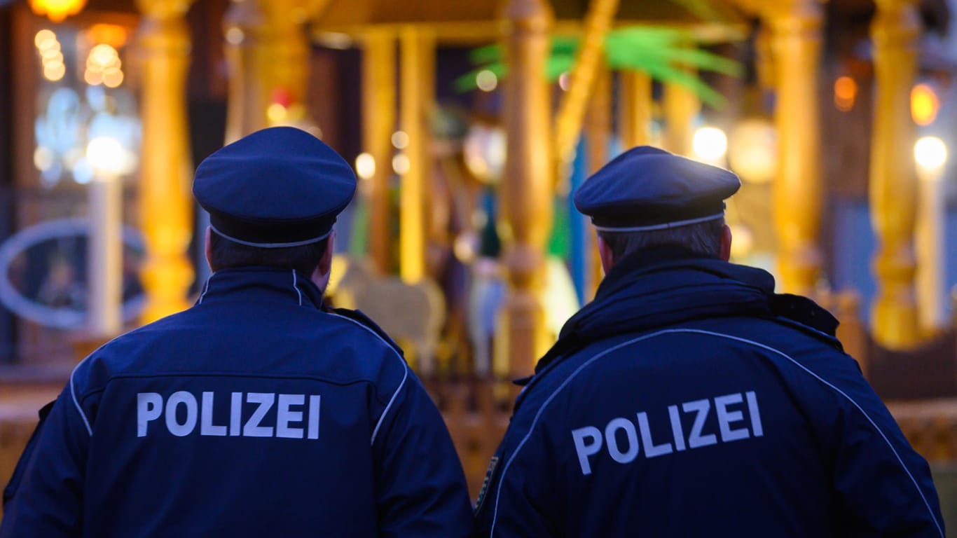 Polizisten in Dresden: Seit Anfang der Woche gelten in Sachsen wegen der hohen Zahlen verschärfte Einschränkungen.