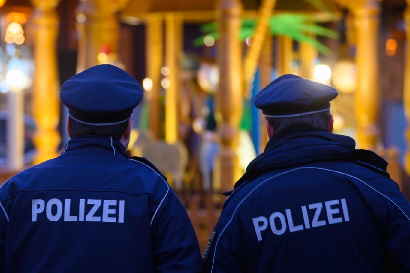 Polizisten in Dresden: Seit Anfang der Woche gelten in Sachsen wegen der hohen Zahlen verschärfte Einschränkungen.