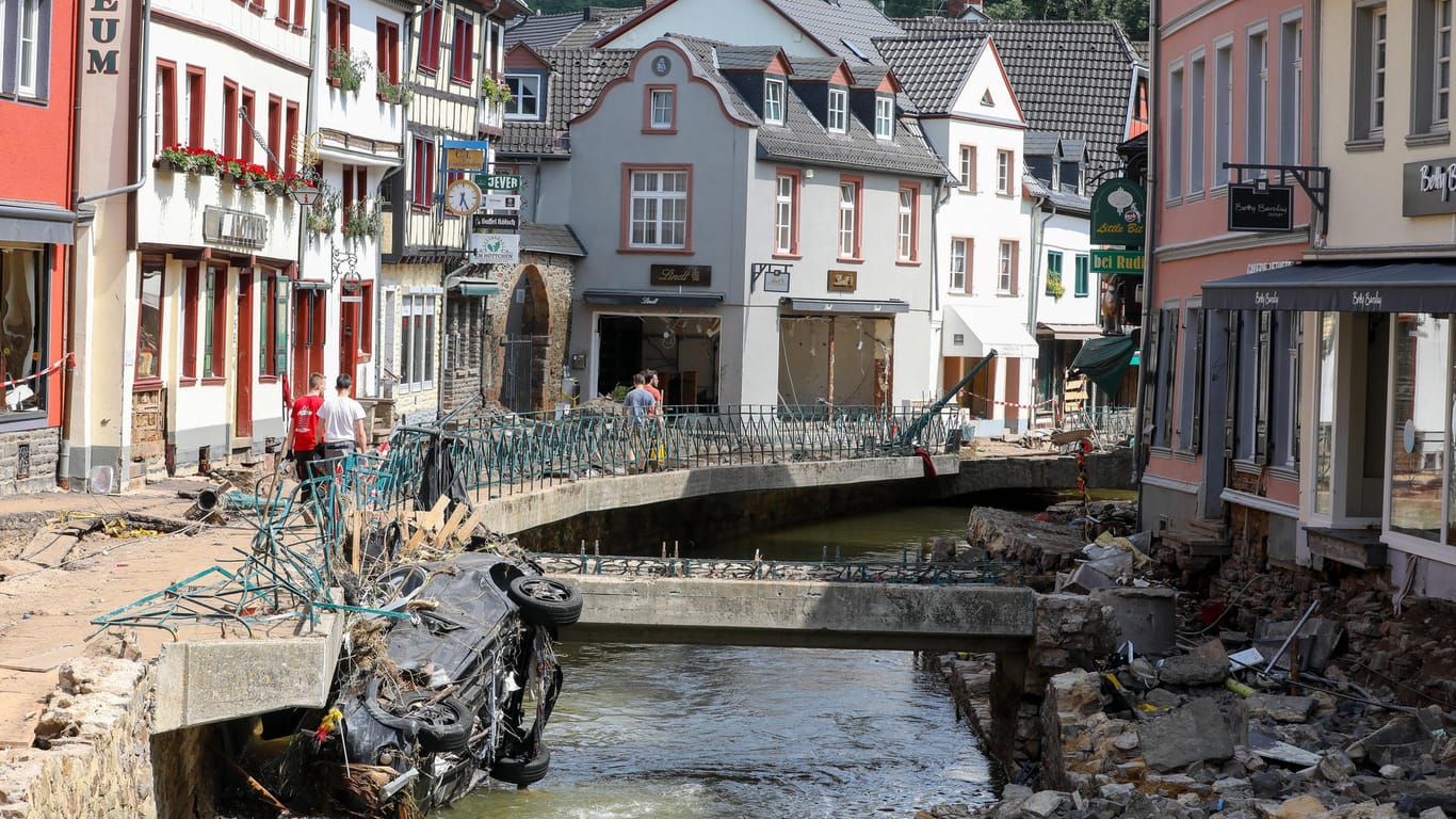 Das von der Flut zerstörte Bad Münstereifel: Welche Verantwortung trägt die Landesregierung für die Katastrophe?