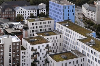 Wohnhäuser in Hamburg (Symbolbild): Die Preise für Immobilien steigen auch abseits der Großstädte immer weiter.