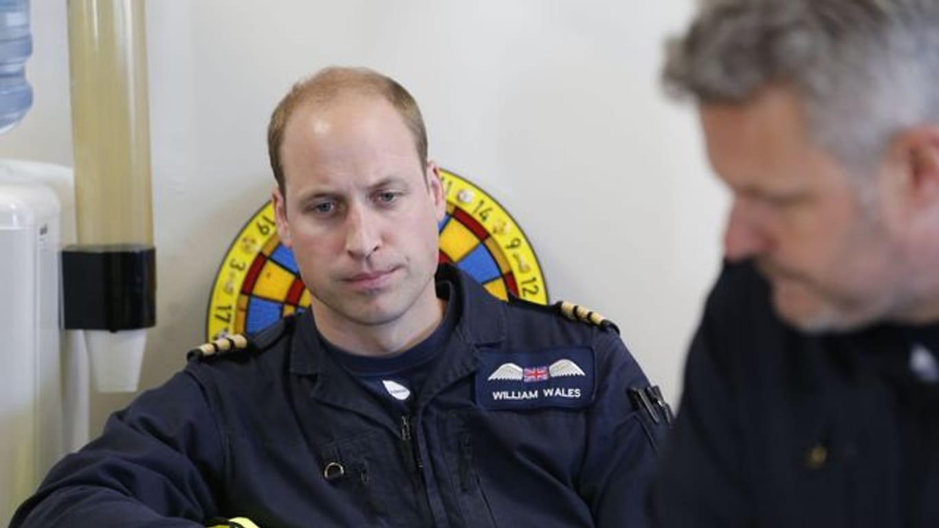 Prinz William von Großbritannien bei seinem letzten Dienst als Rettungshubschrauber-Pilot bei der East Anglian Air Ambulance.