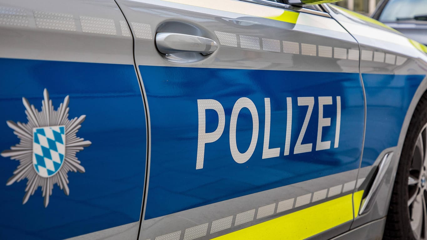 Fahrzeug der Polizei München (Symbolbild): Die beiden Tatverdächtigen sind im selben Alter wie das Opfer.