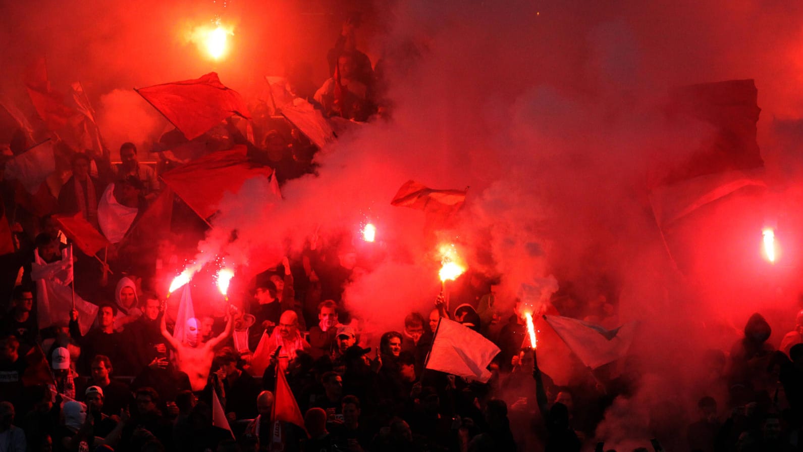 Fans beim Hinspiel in Antwerpen: In Frankfurt ist die Polizei auf Ausschreitungen gefasst.