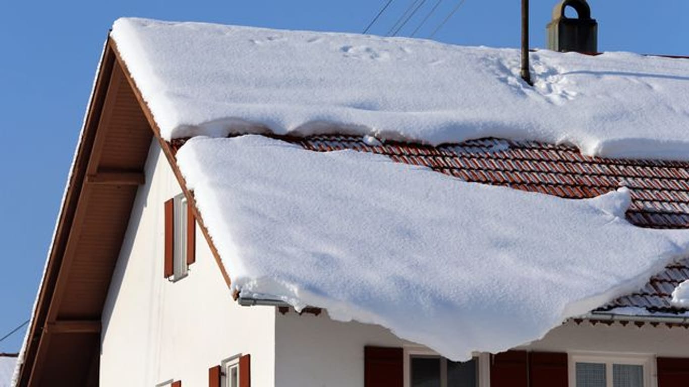 Eigentümer oder Mieter müssen im Winter Gefahren beseitigen.