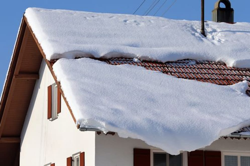 Eigentümer oder Mieter müssen im Winter Gefahren beseitigen.