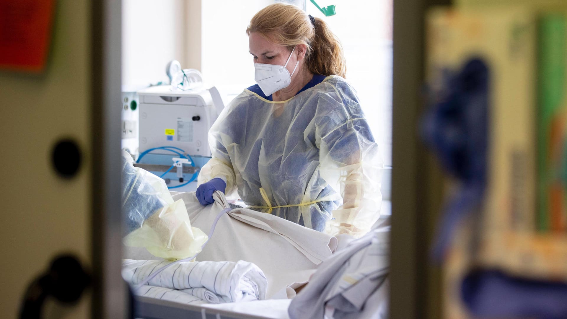 Pflegerinnen betreuen eine Intensivpatientin auf der Coronastation (Symbolbild): Aufgrund der vielen Patientinnen und Patienten fehlt es im Klinikum Nürnberg an Personal.