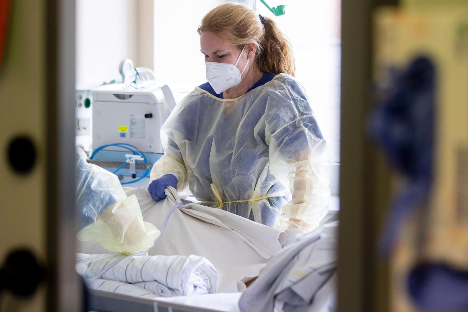 Pflegerinnen betreuen eine Intensivpatientin auf der Coronastation (Symbolbild): Aufgrund der vielen Patientinnen und Patienten fehlt es im Klinikum Nürnberg an Personal.