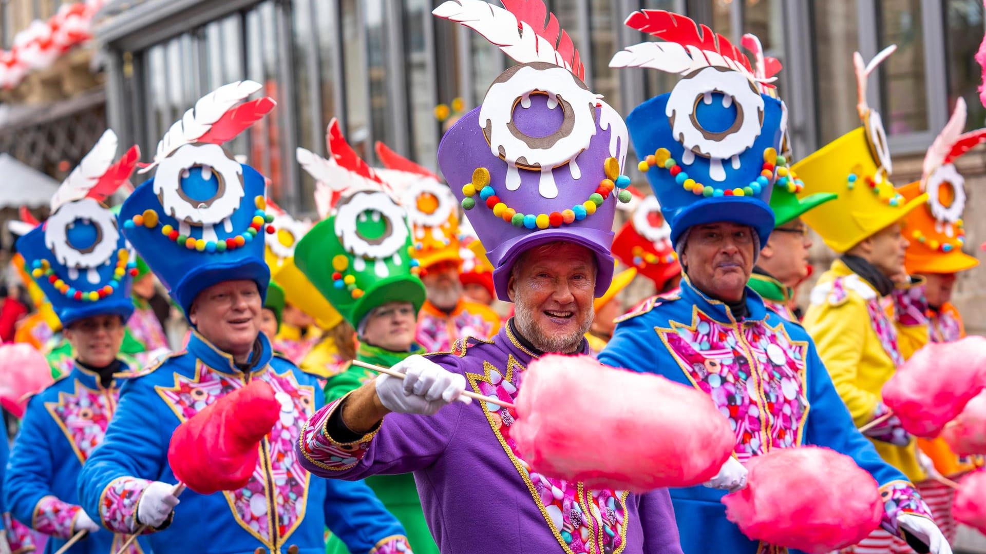 Teilnehmer beim Rosenmontagszug in Düsseldorf im vergangenen Jahr (Archivbild): Im kommenden Jahr soll der Umzug erst im Mai stattfinden.