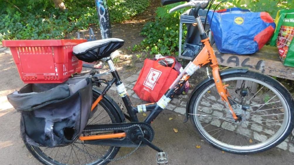 Das Fahrrad eines Mannes, der tot in Berlin gefunden wurde: Die Polizei rätselt zur Identität des Toten. Das Fahrrad eines Mannes, der tot in Berlin gefunden wurde: Die Polizei rätselt zur Identität des Toten.