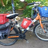 Das Fahrrad eines Mannes, der tot in Berlin gefunden wurde: Die Polizei rätselt zur Identität des Toten.