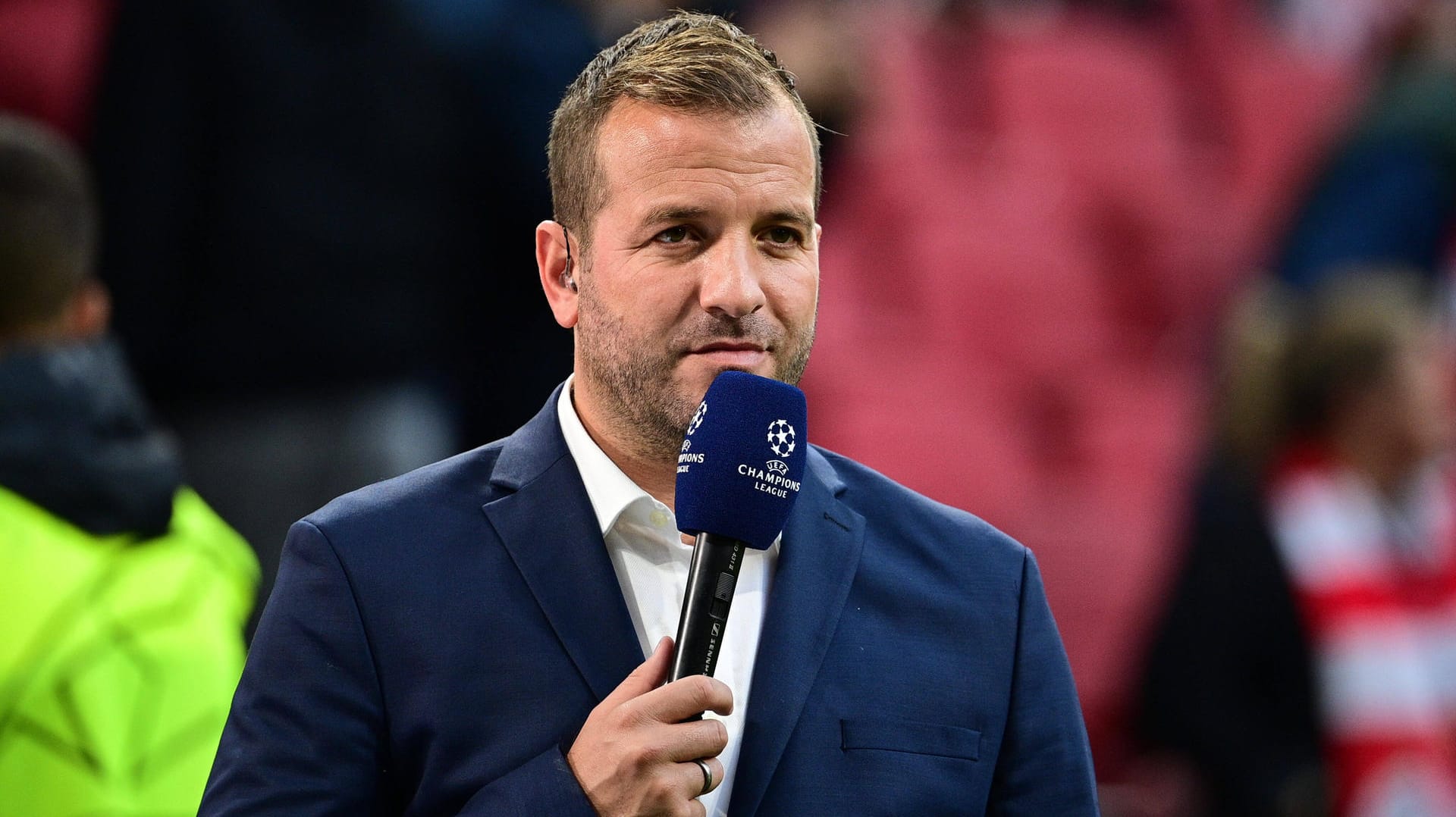 Rafael van der Vaart am Rande des Champions-League-Spiels zwischen Ajax Amsterdam und Besiktas Istanbul Ende September. In seiner Rolle als Experte knüpfte er sich nun einen der Weltbesten vor.