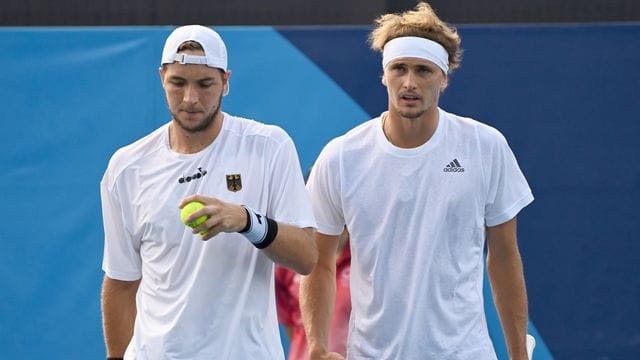 Jan-Lennard Struff (l) und Alexander Zverev.