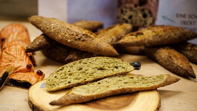 Ein aufgeschnittenes „Alguette“: ein Baguette, bei dem Algen als Zutat verwendet wurden.