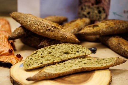 Ein aufgeschnittenes „Alguette“: ein Baguette, bei dem Algen als Zutat verwendet wurden.