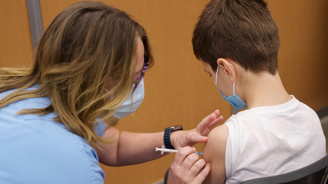 Ein kanadischer Junge erhält seine Corona-Impfung (Archivbild): Auch hierzulande soll die Impfkampagne für Kinder nach der Zulassung starten.