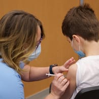 Ein kanadischer Junge erhält seine Corona-Impfung (Archivbild): Auch hierzulande soll die Impfkampagne für Kinder nach der Zulassung starten.
