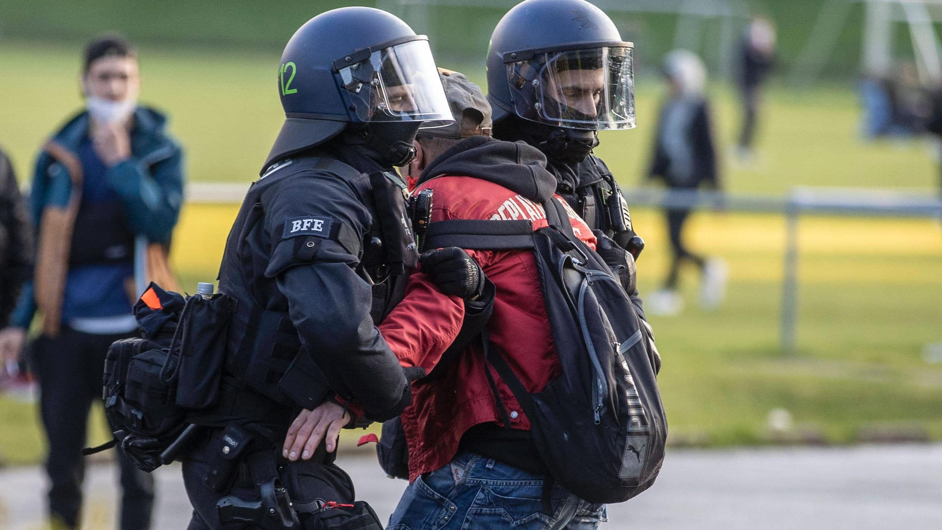 Polizisten führen einen Fußball-Fan ab (Archivbild): Die Kölner Polizei will am Samstag mit starken Kräften im Einsatz sein.