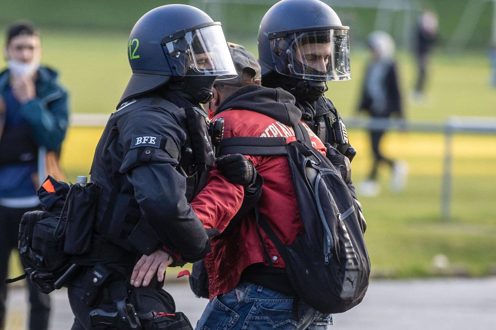 Polizisten führen einen Fußball-Fan ab (Archivbild): Die Kölner Polizei will am Samstag mit starken Kräften im Einsatz sein.