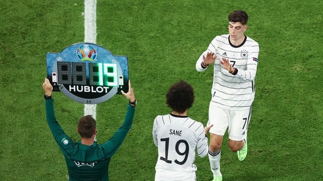 Der vierte Offizielle zeigt eine Auswechslung an.