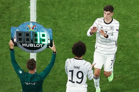 Der vierte Offizielle zeigt eine Auswechslung an.