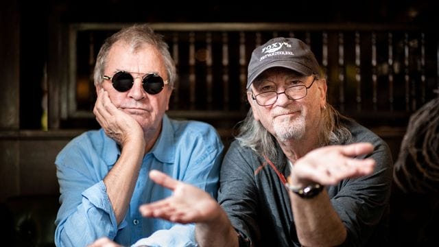 Sänger Ian Gillan und Bassist Roger Glover (l-r) von der Band Deep Purple sitzen bei einem Interviewtermin im Parkhotel in Oberhausen.