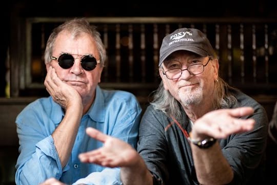 Sänger Ian Gillan und Bassist Roger Glover (l-r) von der Band Deep Purple sitzen bei einem Interviewtermin im Parkhotel in Oberhausen.