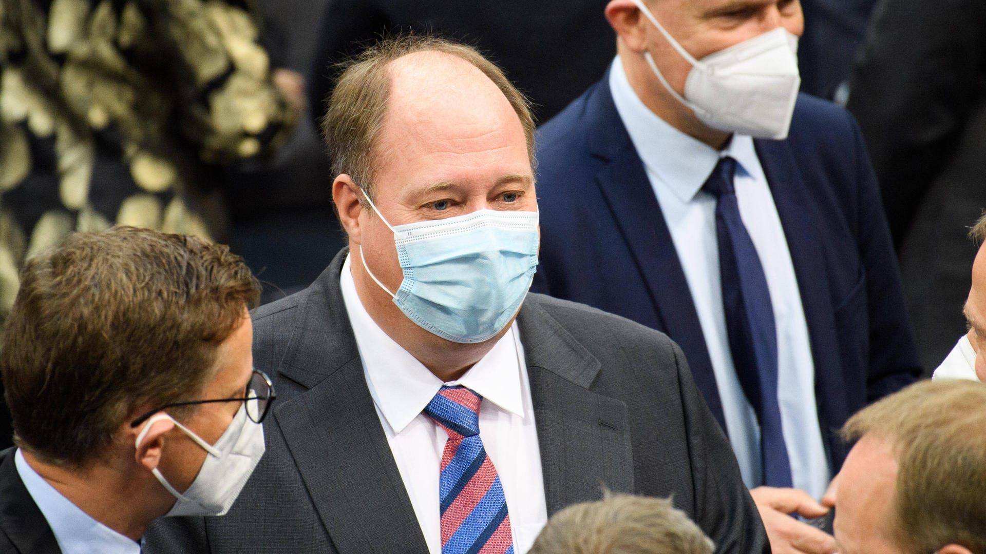 Kanzleramtschef Helge Braun: Laut einem Bericht seien mehrere Ländervertreter der Meinung, dass ein umfassender Lockdown nicht mehr ausgeschlossen werden kann. Kanzleramtschef Helge Braun: Laut einem Bericht seien mehrere Ländervertreter der Meinung, dass ein umfassender Lockdown nicht mehr ausgeschlossen werden kann.