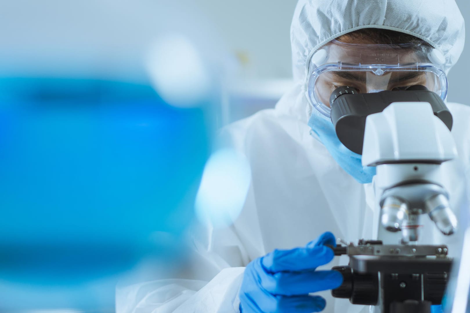 Forscher untersucht neue Corona-Variante (Symbolbild): Laut Wissenschaftlern weist die neue Variante mindestens zehn Mutationen auf.