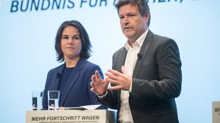 Robert Habeck und Annalena Baerbock, die Co-Vorsitzenden der Grünen, bei der Pressekonferenz zum Koalitionsvertrag (Symbolbild): Ihr Wahlprogramm hätte die deutschen Klimaziele verpasst. Die Programme von SPD und FDP ebenso. Der gemeinsame Ampelvertrag soll die Klimaneutralität 2045 nun aber ermöglichen.