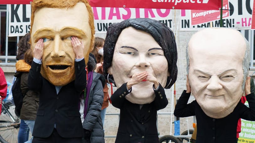 Christian Lindner (FDP), Annalena Baerbock (Grüne) und Olaf Scholz (SPD) als Pappmaschee-Figuren (Symbolbild): Der Ampel-Vertrag steht. Vor allem zum Klimakapitel gab es viel gegenseitiges Lob.