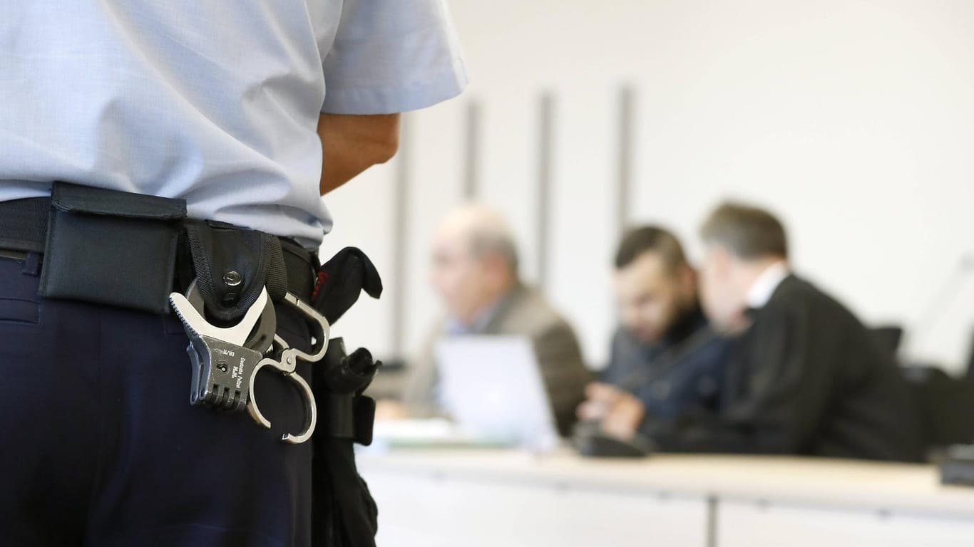 Polizist mit Handschellen (Symbolbild): Im Landgericht Essen wurde ein Urteil gesprochen.