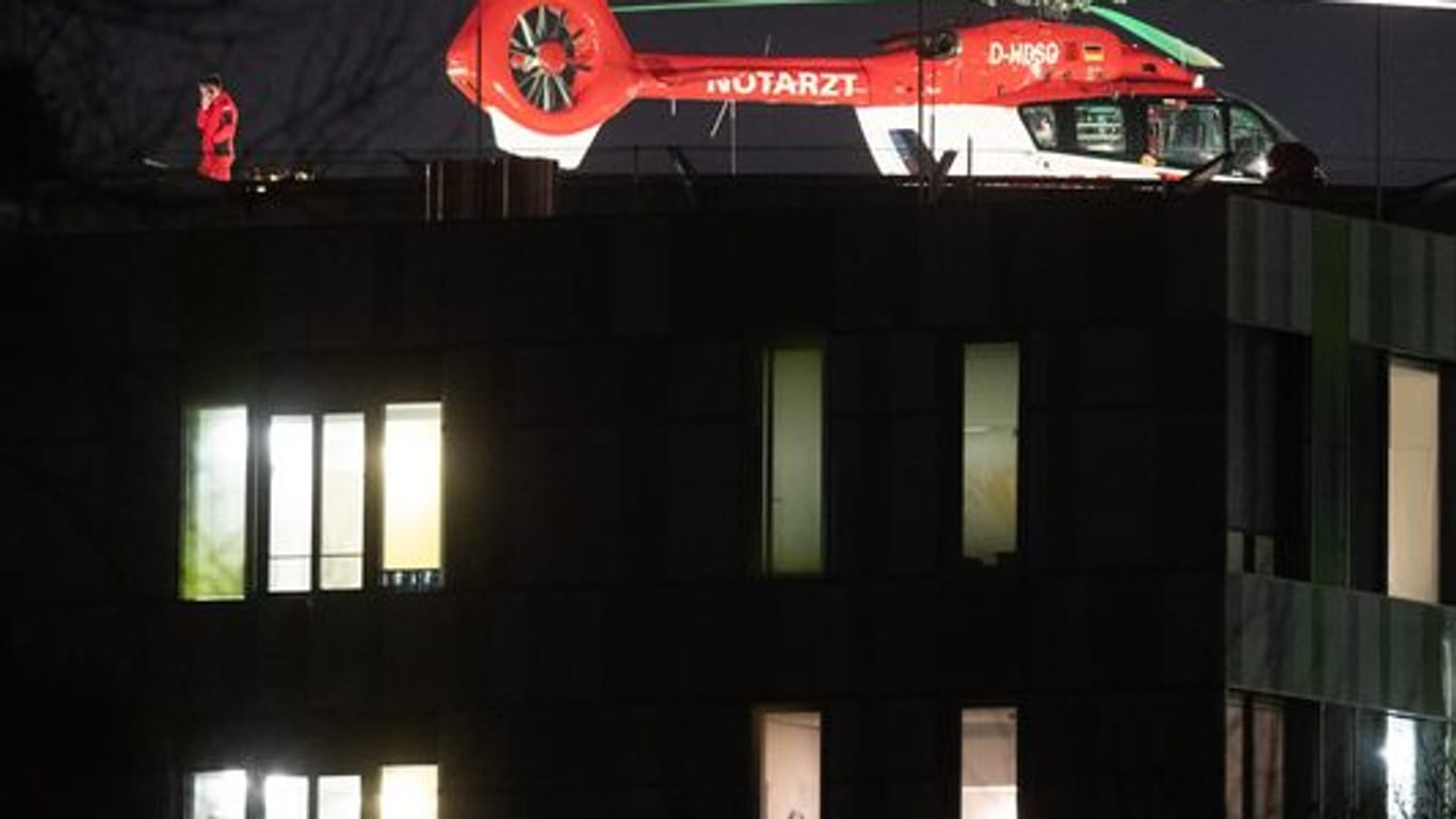 Verlegung von Corona-Patienten: Am Donnerstagabend hatte ein Helikopter die ersten Intensivpatienten aus Thüringen nach Hannover gebracht.