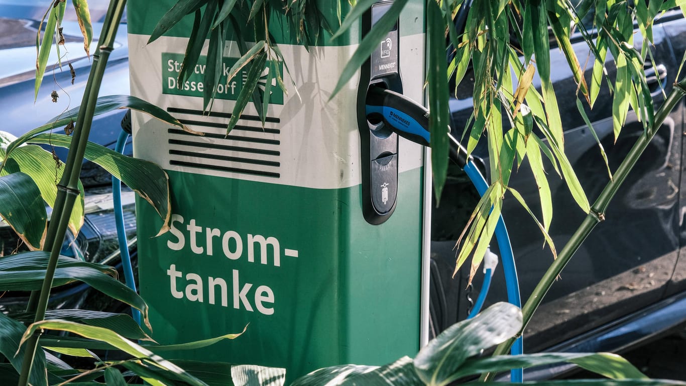 Eine Stromtankstelle für Elektroautos in Düsseldorf (Symbolbild): Bis zum Jahr 2030 sollen in Deutschland 1 Million öffentlich zugängliche Ladepunkte entstehen. So der Plan von SPD, Grünen und FDP. Vor allem die Möglichkeiten zum schnellen Aufladen der Autobatterie sollen ausgeweitet werden.