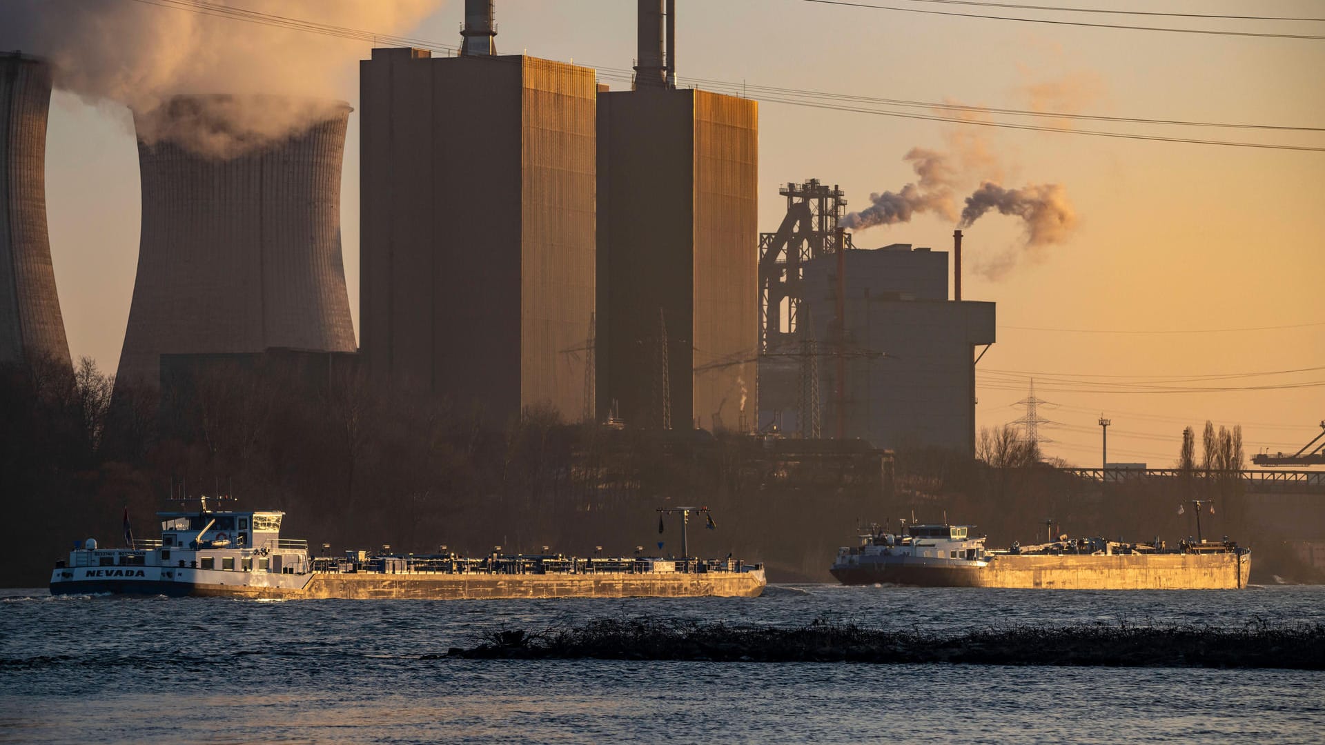 Das Gaskraftwerk Duisburg-Huckingen des Betreibers RWE (Symbolbild): Noch ist die Produktion von grünem Wasserstoff zu teuer, um damit Gaskraftwerke zu betreiben. Auch die Technik der Anlagen muss vielerorts für die Wasserstoffnutzung erst nachgerüstet werden. Perspektivisch könnten so aber Versorgungsengpässe überbrückt werden.