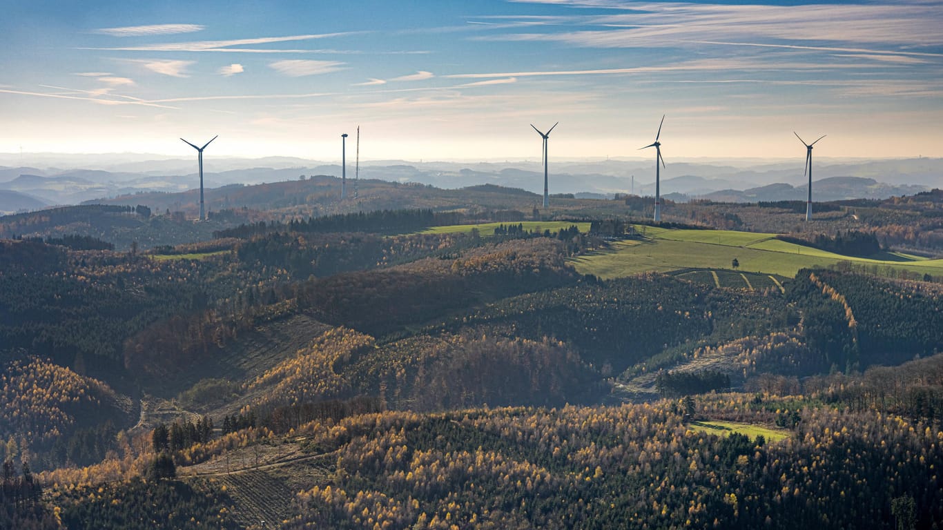 Windräder im Sauerland (Symbolbild): Auf insgesamt zwei Prozent der Landesfläche in der Bundesrepublik sollen Windkraftanlagen entstehen, so der Plan der Ampelparteien. Sie folgen damit dem Rat zahlreicher Experten: Mit weniger Windenergie an Land gilt die Energiewende als unerreichbar.
