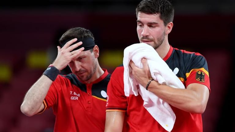 Timo Boll (l) und Patrick Franziska sind bei der Tischtennis-WM im Doppel ausgeschieden.