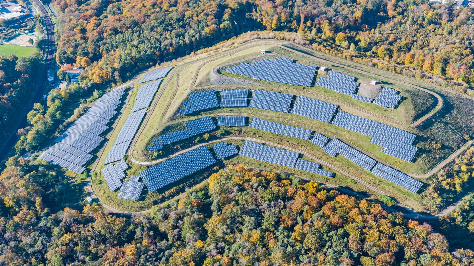 Photovoltaikanlage auf einer ehemaligen Mülldeponie in Hessen (Symbolbild): So wie hier in Offenbach könnte es demnächst vielerorts in Deutschland aussehen. Der Koalitionsvertrag will das Ausbauziel für Photovoltaik bis 2030 auf rund 200 Gigawatt steigern. Erst im Sommer war das Ziel auf 150 Gigawatt angehoben worden.